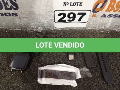 LOTE 297 - 01 RELÓGIO SMART WATCH. (NO ESTADO) ATENÇÃO! FAZER A VISITAÇÃO ANTES DE ARREMATAR, NÃO SABEMOS SE FUNCIONA. LEILÃO NÃO TEM GARANTIA E NEM DEVOLUÇÃO, SUJEITO A POSSÍVEIS AVARIAS VISÍVEIS/OCULTAS E/OU AUSÊNCIA DE COMPONENTES.