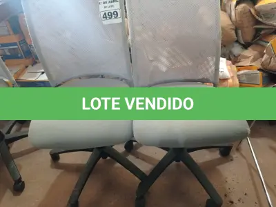 LOTE 499 - 02 CADEIRAS DE ESCRITÓRIO COM BASES GIRATÓRIAS. (NO ESTADO) ATENÇÃO! FAZER A VISITAÇÃO ANTES DE ARREMATAR, NÃO SABEMOS SE FUNCIONA. LEILÃO NÃO TEM GARANTIA E NEM DEVOLUÇÃO, SUJEITO A POSSÍVEIS AVARIAS VISÍVEIS/OCULTAS E/OU AUSÊNCIA DE COMPONENTES.