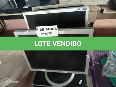 LOTE 252 - 01 CPU E 03 MONITORES MARCAS E MODELOS DIVERSOS. (NO ESTADO) ATENÇÃO! FAZER A VISITAÇÃO ANTES DE ARREMATAR, NÃO SABEMOS SE FUNCIONA. LEILÃO NÃO TEM GARANTIA E NEM DEVOLUÇÃO, SUJEITO A POSSÍVEIS AVARIAS VISÍVEIS/OCULTAS E/OU AUSÊNCIA DE COMPONENTES.