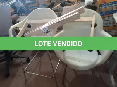 LOTE 498 - 02 CADEIRAS COM BASE CROMADA. (NO ESTADO) ATENÇÃO! FAZER A VISITAÇÃO ANTES DE ARREMATAR, NÃO SABEMOS SE FUNCIONA. LEILÃO NÃO TEM GARANTIA E NEM DEVOLUÇÃO, SUJEITO A POSSÍVEIS AVARIAS VISÍVEIS/OCULTAS E/OU AUSÊNCIA DE COMPONENTES.
