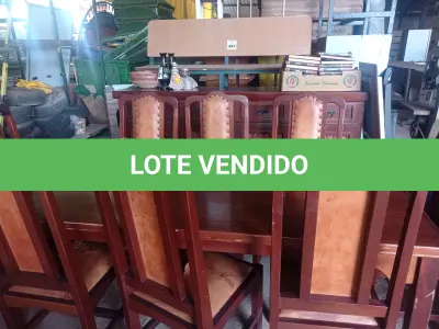 LOTE 540 - 01 MESA DE JANTAR C/ 08 CADEIRAS C/ ASSENTO  ALMOFADADO EM COURO. (NO ESTADO) ATENÇÃO! FAZER A VISITAÇÃO ANTES DE ARREMATAR, NÃO SABEMOS SE FUNCIONA. LEILÃO NÃO TEM GARANTIA E NEM DEVOLUÇÃO, SUJEITO A POSSÍVEIS AVARIAS VISÍVEIS/OCULTAS E/OU AUSÊNCIA DE COMPONENTES.