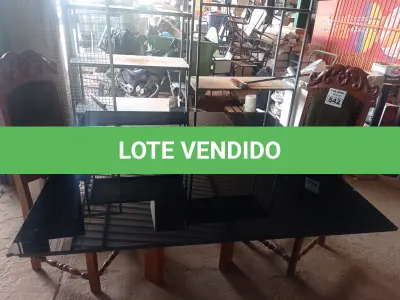 LOTE 542 - 01 MESA BASE EM MADEIRA TAMPO EM VIDRO C/ 02 CADEIRAS EM MADEIRA C/ ENCOSTO EM TECIDO. (NO ESTADO) ATENÇÃO! FAZER A VISITAÇÃO ANTES DE ARREMATAR, NÃO SABEMOS SE FUNCIONA. LEILÃO NÃO TEM GARANTIA E NEM DEVOLUÇÃO, SUJEITO A POSSÍVEIS AVARIAS VISÍVEIS/OCULTAS E/OU AUSÊNCIA DE COMPONENTES.