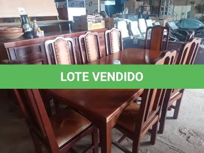 LOTE 540 - 01 MESA DE JANTAR C/ 08 CADEIRAS C/ ASSENTO  ALMOFADADO EM COURO. (NO ESTADO) ATENÇÃO! FAZER A VISITAÇÃO ANTES DE ARREMATAR, NÃO SABEMOS SE FUNCIONA. LEILÃO NÃO TEM GARANTIA E NEM DEVOLUÇÃO, SUJEITO A POSSÍVEIS AVARIAS VISÍVEIS/OCULTAS E/OU AUSÊNCIA DE COMPONENTES.