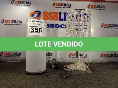 LOTE 350 - 02 ABAJURES. (NO ESTADO) ATENÇÃO! FAZER A VISITAÇÃO ANTES DE ARREMATAR, NÃO SABEMOS SE FUNCIONA. LEILÃO NÃO TEM GARANTIA E NEM DEVOLUÇÃO, SUJEITO A POSSÍVEIS AVARIAS VISÍVEIS/OCULTAS E/OU AUSÊNCIA DE COMPONENTES.