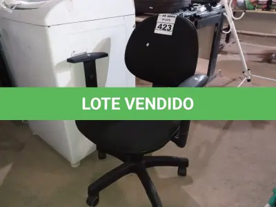 LOTE 423 - 01 CADEIRA DE ESCRITÓRIO COM BASE GIRATÓRIA. (NO ESTADO) ATENÇÃO! FAZER A VISITAÇÃO ANTES DE ARREMATAR, NÃO SABEMOS SE FUNCIONA. LEILÃO NÃO TEM GARANTIA E NEM DEVOLUÇÃO, SUJEITO A POSSÍVEIS AVARIAS VISÍVEIS/OCULTAS E/OU AUSÊNCIA DE COMPONENTES.