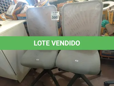 LOTE 500 - 02 CADEIRAS DE ESCRITÓRIO COM BASES GIRATÓRIAS. (NO ESTADO) ATENÇÃO! FAZER A VISITAÇÃO ANTES DE ARREMATAR, NÃO SABEMOS SE FUNCIONA. LEILÃO NÃO TEM GARANTIA E NEM DEVOLUÇÃO, SUJEITO A POSSÍVEIS AVARIAS VISÍVEIS/OCULTAS E/OU AUSÊNCIA DE COMPONENTES.
