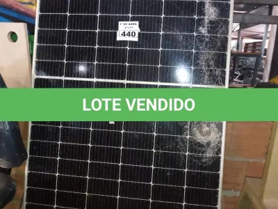 LOTE 440 - 01 PLACA SOLAR 41V 445W COM AVARIAS. (NO ESTADO) ATENÇÃO! FAZER A VISITAÇÃO ANTES DE ARREMATAR, NÃO SABEMOS SE FUNCIONA. LEILÃO NÃO TEM GARANTIA E NEM DEVOLUÇÃO, SUJEITO A POSSÍVEIS AVARIAS VISÍVEIS/OCULTAS E/OU AUSÊNCIA DE COMPONENTES.