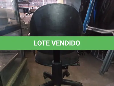 LOTE 442 - 01 CADEIRA DE ESCRITÓRIO COM BASE GIRATÓRIA. (NO ESTADO) ATENÇÃO! FAZER A VISITAÇÃO ANTES DE ARREMATAR, NÃO SABEMOS SE FUNCIONA. LEILÃO NÃO TEM GARANTIA E NEM DEVOLUÇÃO, SUJEITO A POSSÍVEIS AVARIAS VISÍVEIS/OCULTAS E/OU AUSÊNCIA DE COMPONENTES.
