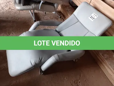 LOTE 317 - 01 POLTRONA PARA DESCANSO RECLINÁVEL COM AVARIAS. (NO ESTADO) ATENÇÃO! FAZER A VISITAÇÃO ANTES DE ARREMATAR, NÃO SABEMOS SE FUNCIONA. LEILÃO NÃO TEM GARANTIA E NEM DEVOLUÇÃO, SUJEITO A POSSÍVEIS AVARIAS VISÍVEIS/OCULTAS E/OU AUSÊNCIA DE COMPONENTES.
