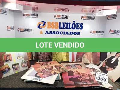 LOTE 550 - 01 LOTE C/APROXIMADAMENTE 28 DISCOS DE VINIL DIVERSOS. (NO ESTADO) ATENÇÃO! FAZER A VISITAÇÃO ANTES DE ARREMATAR, NÃO SABEMOS SE FUNCIONA. LEILÃO NÃO TEM GARANTIA E NEM DEVOLUÇÃO, SUJEITO A POSSÍVEIS AVARIAS VISÍVEIS/OCULTAS E/OU AUSÊNCIA DE COMPONENTES.
