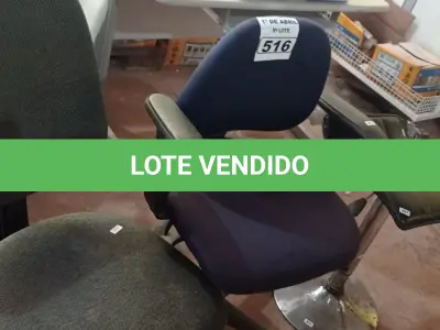 LOTE 516 - 01 BANQUETA E 02 CADEIRAS DE ESCRITÓRIO COM BASE GIRATÓRIA. (NO ESTADO) ATENÇÃO! FAZER A VISITAÇÃO ANTES DE ARREMATAR, NÃO SABEMOS SE FUNCIONA. LEILÃO NÃO TEM GARANTIA E NEM DEVOLUÇÃO, SUJEITO A POSSÍVEIS AVARIAS VISÍVEIS/OCULTAS E/OU AUSÊNCIA DE COMPONENTES.
