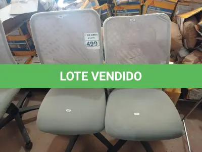 LOTE 499 - 02 CADEIRAS DE ESCRITÓRIO COM BASES GIRATÓRIAS. (NO ESTADO) ATENÇÃO! FAZER A VISITAÇÃO ANTES DE ARREMATAR, NÃO SABEMOS SE FUNCIONA. LEILÃO NÃO TEM GARANTIA E NEM DEVOLUÇÃO, SUJEITO A POSSÍVEIS AVARIAS VISÍVEIS/OCULTAS E/OU AUSÊNCIA DE COMPONENTES.