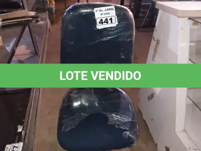 LOTE 441 - 01 CADEIRA DE ESCRITÓRIO COM BASE GIRATÓRIA. (NO ESTADO) ATENÇÃO! FAZER A VISITAÇÃO ANTES DE ARREMATAR, NÃO SABEMOS SE FUNCIONA. LEILÃO NÃO TEM GARANTIA E NEM DEVOLUÇÃO, SUJEITO A POSSÍVEIS AVARIAS VISÍVEIS/OCULTAS E/OU AUSÊNCIA DE COMPONENTES.