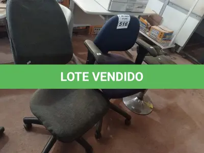 LOTE 516 - 01 BANQUETA E 02 CADEIRAS DE ESCRITÓRIO COM BASE GIRATÓRIA. (NO ESTADO) ATENÇÃO! FAZER A VISITAÇÃO ANTES DE ARREMATAR, NÃO SABEMOS SE FUNCIONA. LEILÃO NÃO TEM GARANTIA E NEM DEVOLUÇÃO, SUJEITO A POSSÍVEIS AVARIAS VISÍVEIS/OCULTAS E/OU AUSÊNCIA DE COMPONENTES.