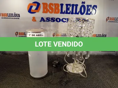 LOTE 350 - 02 ABAJURES. (NO ESTADO) ATENÇÃO! FAZER A VISITAÇÃO ANTES DE ARREMATAR, NÃO SABEMOS SE FUNCIONA. LEILÃO NÃO TEM GARANTIA E NEM DEVOLUÇÃO, SUJEITO A POSSÍVEIS AVARIAS VISÍVEIS/OCULTAS E/OU AUSÊNCIA DE COMPONENTES.