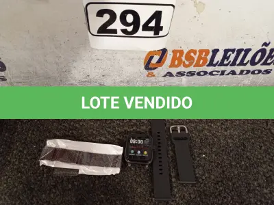 LOTE 294 - 01 RELÓGIO SMART WATCH. (NO ESTADO) ATENÇÃO! FAZER A VISITAÇÃO ANTES DE ARREMATAR, NÃO SABEMOS SE FUNCIONA. LEILÃO NÃO TEM GARANTIA E NEM DEVOLUÇÃO, SUJEITO A POSSÍVEIS AVARIAS VISÍVEIS/OCULTAS E/OU AUSÊNCIA DE COMPONENTES.