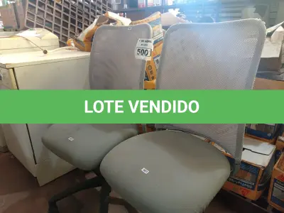 LOTE 500 - 02 CADEIRAS DE ESCRITÓRIO COM BASES GIRATÓRIAS. (NO ESTADO) ATENÇÃO! FAZER A VISITAÇÃO ANTES DE ARREMATAR, NÃO SABEMOS SE FUNCIONA. LEILÃO NÃO TEM GARANTIA E NEM DEVOLUÇÃO, SUJEITO A POSSÍVEIS AVARIAS VISÍVEIS/OCULTAS E/OU AUSÊNCIA DE COMPONENTES.
