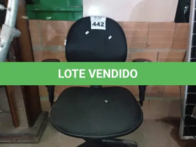 LOTE 442 - 01 CADEIRA DE ESCRITÓRIO COM BASE GIRATÓRIA. (NO ESTADO) ATENÇÃO! FAZER A VISITAÇÃO ANTES DE ARREMATAR, NÃO SABEMOS SE FUNCIONA. LEILÃO NÃO TEM GARANTIA E NEM DEVOLUÇÃO, SUJEITO A POSSÍVEIS AVARIAS VISÍVEIS/OCULTAS E/OU AUSÊNCIA DE COMPONENTES.