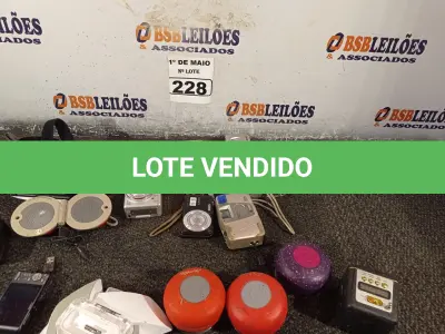LOTE 228 - 08 CÂMERAS FOTOGRÁFICAS DIGITAL, 05 CAIXINHAS DE SOM BLUETOOTH E 01 ÓCULOS GEAR VR. (NO ESTADO) ATENÇÃO! FAZER A VISITAÇÃO ANTES DE ARREMATAR, NÃO SABEMOS SE FUNCIONA. LEILÃO NÃO TEM GARANTIA E NEM DEVOLUÇÃO, SUJEITO A POSSÍVEIS AVARIAS VISÍVEIS/OCULTAS E/OU AUSÊNCIA DE COMPONENTES.
