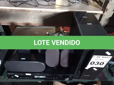 LOTE 030 - 01 DVD HOME THEATER MARCA SAMSUNG. (NO ESTADO) ATENÇÃO! FAZER A VISITAÇÃO ANTES DE ARREMATAR, NÃO SABEMOS SE FUNCIONA. LEILÃO NÃO TEM GARANTIA E NEM DEVOLUÇÃO, SUJEITO A POSSÍVEIS AVARIAS VISÍVEIS/OCULTAS E/OU AUSÊNCIA DE COMPONENTES.