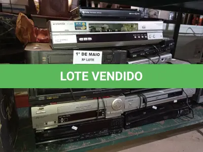 LOTE 044 - 02 VIDEOCASSETES E 12 APARELHOS DE DVD MARCAS E MODELOS DIVERSOS. (NO ESTADO) ATENÇÃO! FAZER A VISITAÇÃO ANTES DE ARREMATAR, NÃO SABEMOS SE FUNCIONA. LEILÃO NÃO TEM GARANTIA E NEM DEVOLUÇÃO, SUJEITO A POSSÍVEIS AVARIAS VISÍVEIS/OCULTAS E/OU AUSÊNCIA DE COMPONENTES.