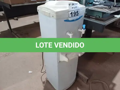 LOTE 195 - 01 BEBEDOURO PARA GARRAFÃO 220V. (NO ESTADO) ATENÇÃO! FAZER A VISITAÇÃO ANTES DE ARREMATAR, NÃO SABEMOS SE FUNCIONA. LEILÃO NÃO TEM GARANTIA E NEM DEVOLUÇÃO, SUJEITO A POSSÍVEIS AVARIAS VISÍVEIS/OCULTAS E/OU AUSÊNCIA DE COMPONENTES.