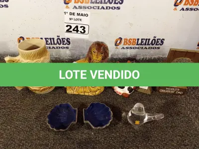 LOTE 243 - 01 LOTE COM ENFEITES DIVERSOS. (NO ESTADO) ATENÇÃO! FAZER A VISITAÇÃO ANTES DE ARREMATAR, NÃO SABEMOS SE FUNCIONA. LEILÃO NÃO TEM GARANTIA E NEM DEVOLUÇÃO, SUJEITO A POSSÍVEIS AVARIAS VISÍVEIS/OCULTAS E/OU AUSÊNCIA DE COMPONENTES.