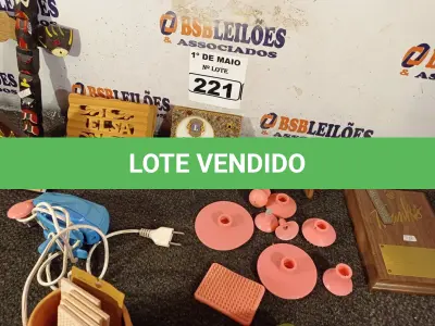 LOTE 221 - 01 LOTE COM ENFEITES DIVERSOS. (NO ESTADO) ATENÇÃO! FAZER A VISITAÇÃO ANTES DE ARREMATAR, NÃO SABEMOS SE FUNCIONA. LEILÃO NÃO TEM GARANTIA E NEM DEVOLUÇÃO, SUJEITO A POSSÍVEIS AVARIAS VISÍVEIS/OCULTAS E/OU AUSÊNCIA DE COMPONENTES.