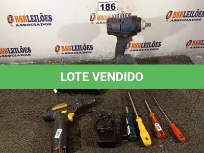 LOTE 186 - 02 PARAFUSADEIRA E 04 CHAVES DIVERSAS. (NO ESTADO) ATENÇÃO! FAZER A VISITAÇÃO ANTES DE ARREMATAR, NÃO SABEMOS SE FUNCIONA. LEILÃO NÃO TEM GARANTIA E NEM DEVOLUÇÃO, SUJEITO A POSSÍVEIS AVARIAS VISÍVEIS/OCULTAS E/OU AUSÊNCIA DE COMPONENTES.
