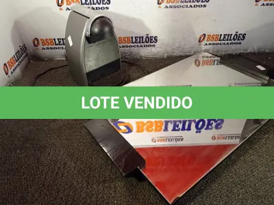 LOTE 069 - 01 BANDEJA DE VIDRO E 01 CAFETEIRA NESPRESSO. (NO ESTADO) ATENÇÃO! FAZER A VISITAÇÃO ANTES DE ARREMATAR, NÃO SABEMOS SE FUNCIONA. LEILÃO NÃO TEM GARANTIA E NEM DEVOLUÇÃO, SUJEITO A POSSÍVEIS AVARIAS VISÍVEIS/OCULTAS E/OU AUSÊNCIA DE COMPONENTES.