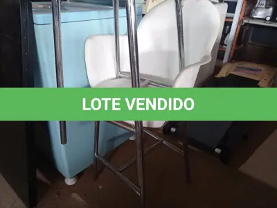 LOTE 143 - 02 CADEIRAS COM BASE CROMADA E 01 LIQUIDIFICADOR. (NO ESTADO) ATENÇÃO! FAZER A VISITAÇÃO ANTES DE ARREMATAR, NÃO SABEMOS SE FUNCIONA. LEILÃO NÃO TEM GARANTIA E NEM DEVOLUÇÃO, SUJEITO A POSSÍVEIS AVARIAS VISÍVEIS/OCULTAS E/OU AUSÊNCIA DE COMPONENTES.