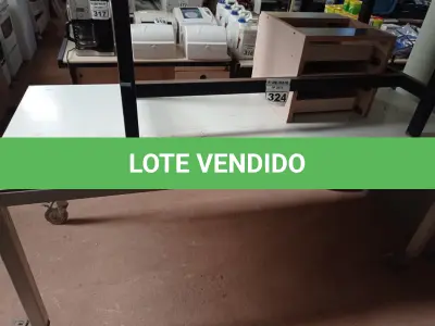 LOTE 324 - 03 MESAS E 02 URNAS EM MADEIRA. (NO ESTADO) ATENÇÃO! FAZER A VISITAÇÃO ANTES DE ARREMATAR, NÃO SABEMOS SE FUNCIONA. LEILÃO NÃO TEM GARANTIA E NEM DEVOLUÇÃO, SUJEITO A POSSÍVEIS AVARIAS VISÍVEIS/OCULTAS E/OU AUSÊNCIA DE COMPONENTES.