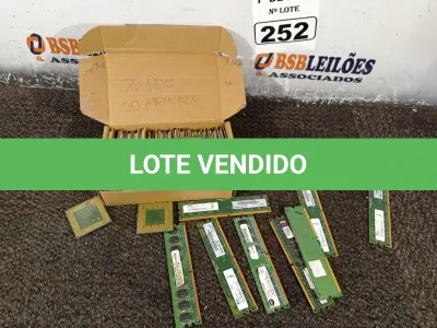 LOTE 252 - 01 RÁDIO COMUNICADOR. (NO ESTADO) ATENÇÃO! FAZER A VISITAÇÃO ANTES DE ARREMATAR, NÃO SABEMOS SE FUNCIONA. LEILÃO NÃO TEM GARANTIA E NEM DEVOLUÇÃO, SUJEITO A POSSÍVEIS AVARIAS VISÍVEIS/OCULTAS E/OU AUSÊNCIA DE COMPONENTES.