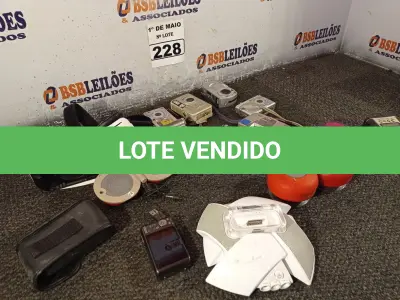 LOTE 228 - 08 CÂMERAS FOTOGRÁFICAS DIGITAL, 05 CAIXINHAS DE SOM BLUETOOTH E 01 ÓCULOS GEAR VR. (NO ESTADO) ATENÇÃO! FAZER A VISITAÇÃO ANTES DE ARREMATAR, NÃO SABEMOS SE FUNCIONA. LEILÃO NÃO TEM GARANTIA E NEM DEVOLUÇÃO, SUJEITO A POSSÍVEIS AVARIAS VISÍVEIS/OCULTAS E/OU AUSÊNCIA DE COMPONENTES.