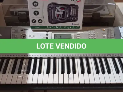 LOTE 156 - 01 TECLADO YAMAHA E 01 RADIO RELÓGIO DIGITAL. (NO ESTADO) ATENÇÃO! FAZER A VISITAÇÃO ANTES DE ARREMATAR, NÃO SABEMOS SE FUNCIONA. LEILÃO NÃO TEM GARANTIA E NEM DEVOLUÇÃO, SUJEITO A POSSÍVEIS AVARIAS VISÍVEIS/OCULTAS E/OU AUSÊNCIA DE COMPONENTES.