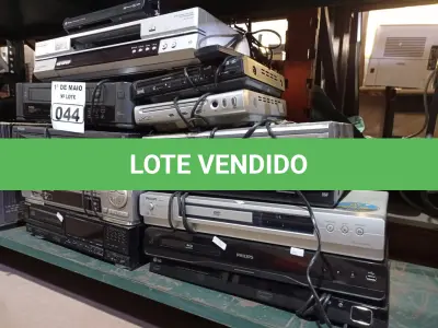 LOTE 044 - 02 VIDEOCASSETES E 12 APARELHOS DE DVD MARCAS E MODELOS DIVERSOS. (NO ESTADO) ATENÇÃO! FAZER A VISITAÇÃO ANTES DE ARREMATAR, NÃO SABEMOS SE FUNCIONA. LEILÃO NÃO TEM GARANTIA E NEM DEVOLUÇÃO, SUJEITO A POSSÍVEIS AVARIAS VISÍVEIS/OCULTAS E/OU AUSÊNCIA DE COMPONENTES.