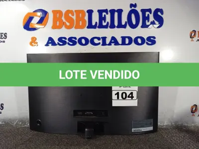 LOTE 104 - 01 MONITOR 24’’ MARCA SAMSUNG. (DISPLAY) (NO ESTADO) AV9734S