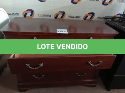 LOTE 023 - 01 CÔMODA EM MADEIRA COM 05 GAVETAS. (DRESSER) (NO ESTADO) AV9372M
