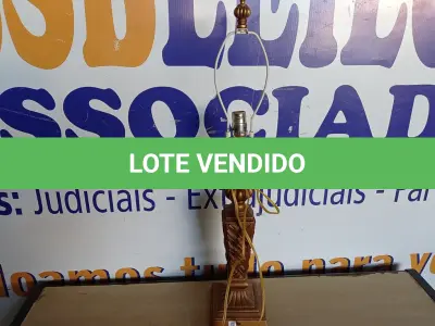 LOTE 067 - 01 ABAJUR SEM CÚPULA E SEM LÂMPADA. (LAMP)(NO ESTADO) AV9599L