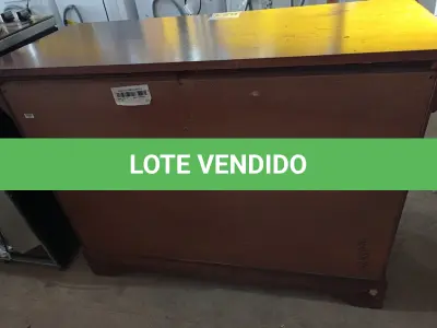 LOTE 023 - 01 CÔMODA EM MADEIRA COM 05 GAVETAS. (DRESSER) (NO ESTADO) AV9372M
