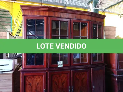 LOTE 051 - 01 ESTANTE CRISTALEIRA EM MADEIRA. (HUTCH) (NO ESTADO)  AV9484T / AV9484U