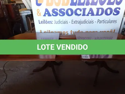 LOTE 052 - 01 MESA DE JANTAR EXTENSORA EM MADEIRA. (DINING TABLE) (NO ESTADO) AV9484V