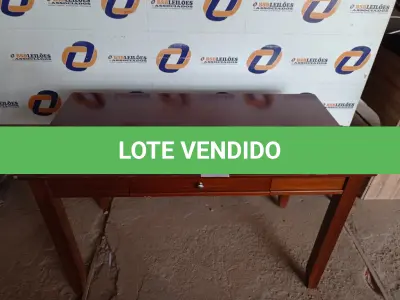 LOTE 018 - 01 MESA EM MADEIRA COM 01 GAVETA. (NO ESTADO) (DESK)AU2105N