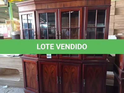 LOTE 051 - 01 ESTANTE CRISTALEIRA EM MADEIRA. (HUTCH) (NO ESTADO)  AV9484T / AV9484U