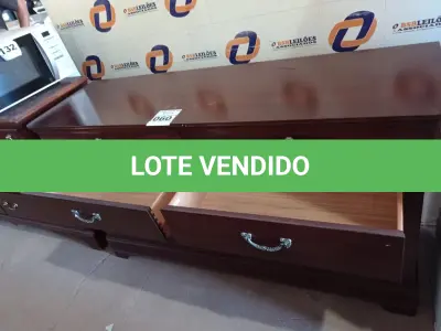 LOTE 060 - 01 CÔMODA EM MADEIRA COM 08 GAVETAS. (DRESSER) (NO ESTADO) AV9533P