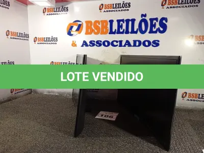 LOTE 106 - 02 MONITORES 24’’ MARCA SAMSUNG COM AVARIAS NA TELA. (DISPLAY) SEM PÉ (NO ESTADO) AV9735C E AV9735Y
