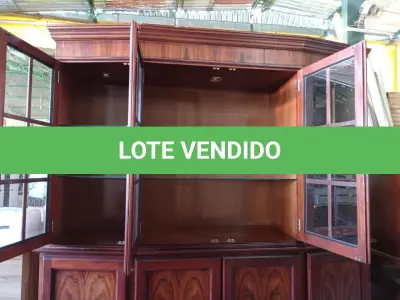 LOTE 051 - 01 ESTANTE CRISTALEIRA EM MADEIRA. (HUTCH) (NO ESTADO)  AV9484T / AV9484U