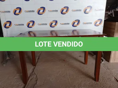 LOTE 018 - 01 MESA EM MADEIRA COM 01 GAVETA. (NO ESTADO) (DESK)AU2105N