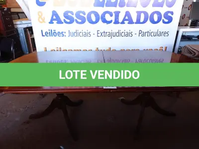 LOTE 052 - 01 MESA DE JANTAR EXTENSORA EM MADEIRA. (DINING TABLE) (NO ESTADO) AV9484V