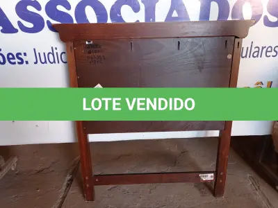 LOTE 065 - 01 CABECEIRA EM MADEIRA. (HEADBOARD TWIN) (NO ESTADO) AV9569K